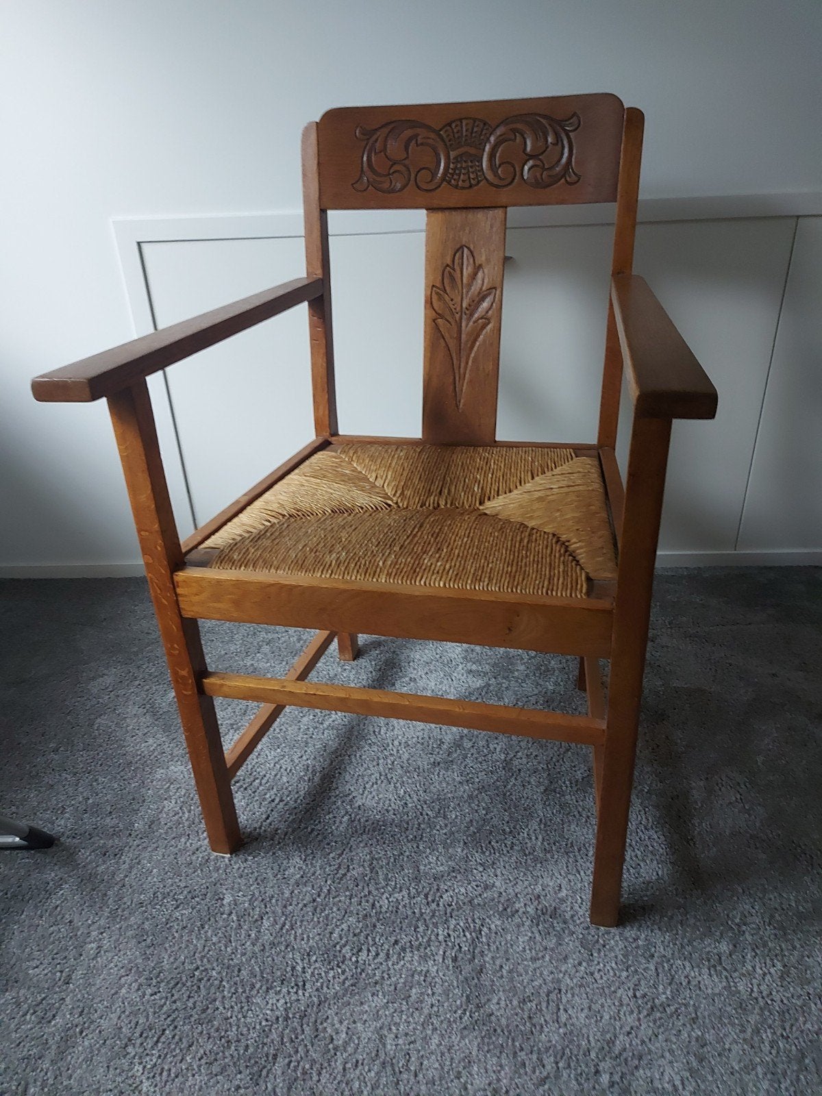 Antieke houten stoel met rieten zitting en houtsnijwerk, Antiek en Kunst, Antiek | Meubels | Stoelen en Banken, Ophalen