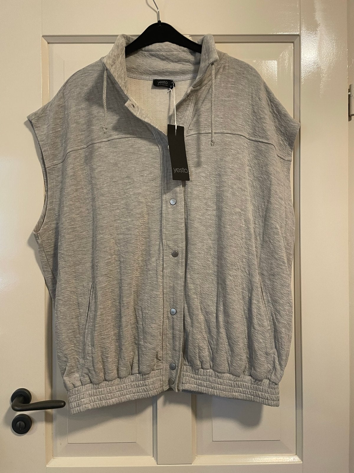 Yesta mouwloos vest gilet  maat 50 - Nieuw met kaartje, Kleding | Dames, Ophalen of Verzenden, Nieuw, Grijs