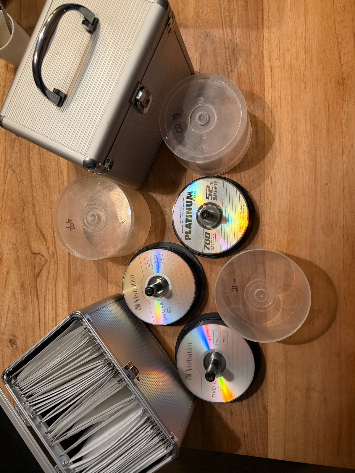 DVD-R, DVD+R, CD-R met 2 aluminium opbergboxen, Computers en Software, Ophalen of Verzenden, Nieuw, Cd, Op spindel