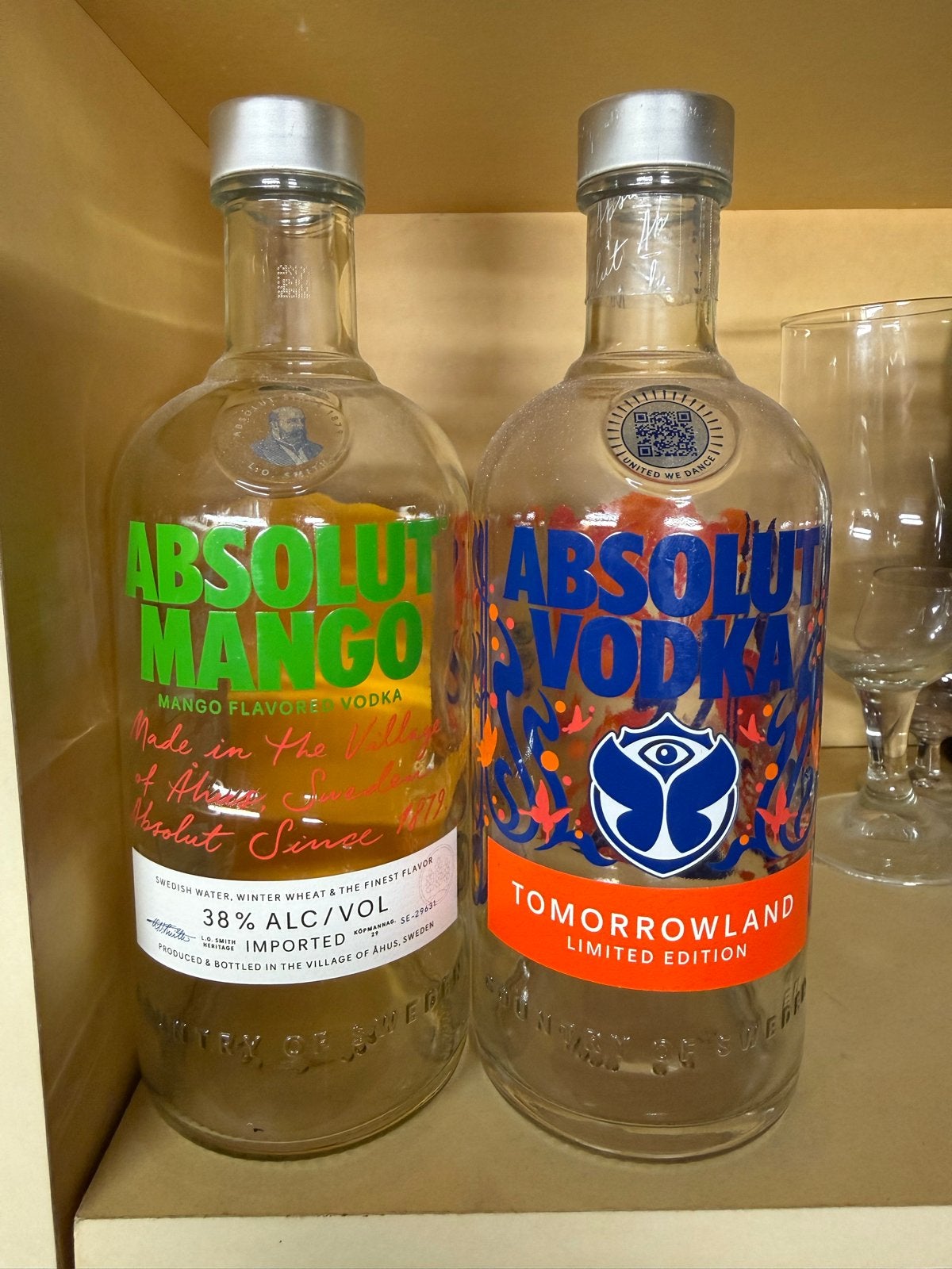 Absolut Vodka flessen: Mango & Tomorrowland Limited Edition, Ophalen of Verzenden, Gebruikt
