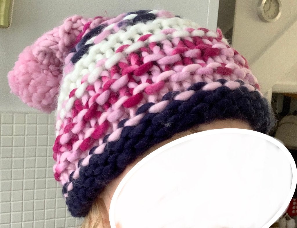 Stoere roze dames muts grof gebreide beanie met pompon, Ophalen of Verzenden, Nieuw, Maat 38/40 (M), Muts