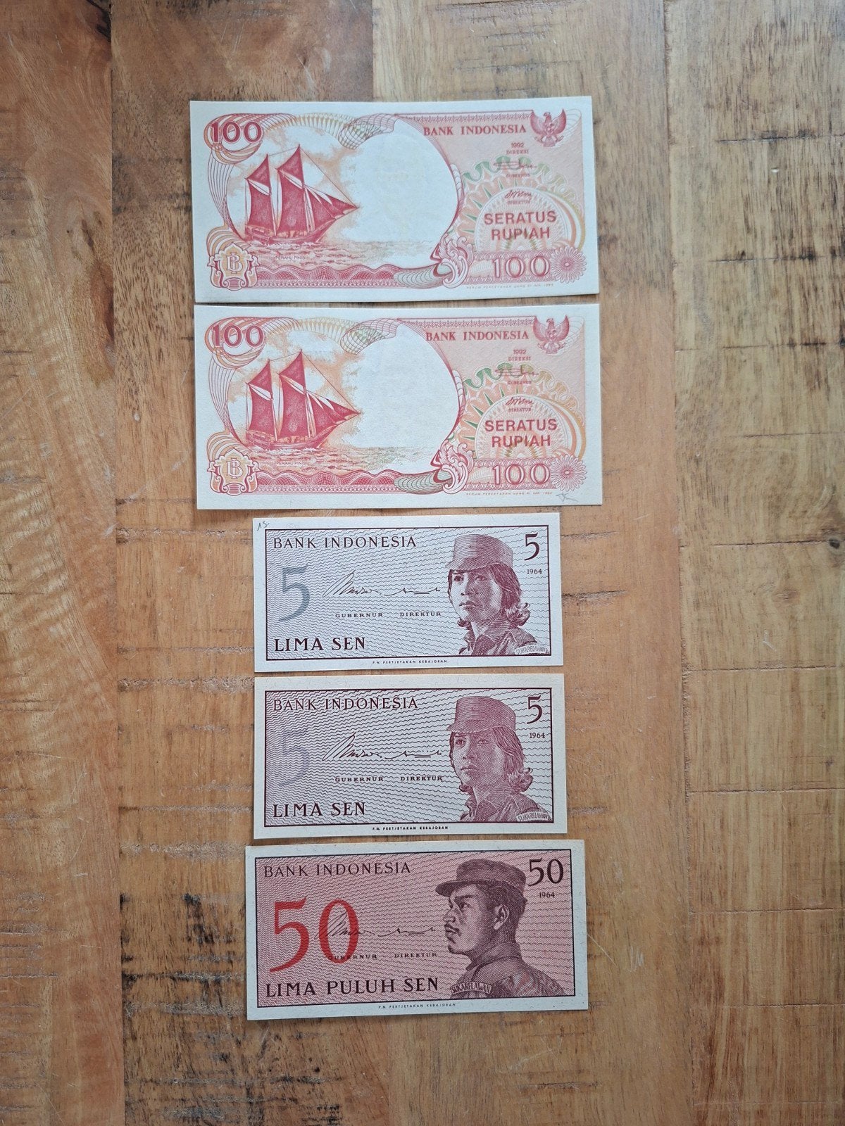 UNC Bankbiljetten Indonesië - 2x 100 Rupiah, 3x Sen, Postzegels en Munten, Bankbiljetten | Azië, Ophalen of Verzenden, Zuidoost-Azië