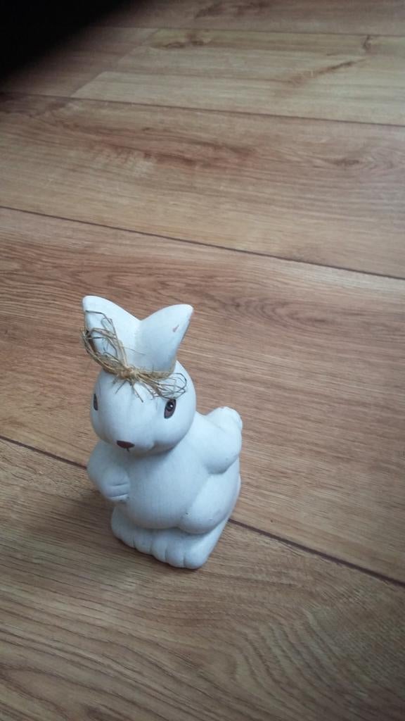 Leuk wit beeldje van een haas of konijn. Van aardewerk., Ophalen of Verzenden, Zo goed als nieuw, Dier