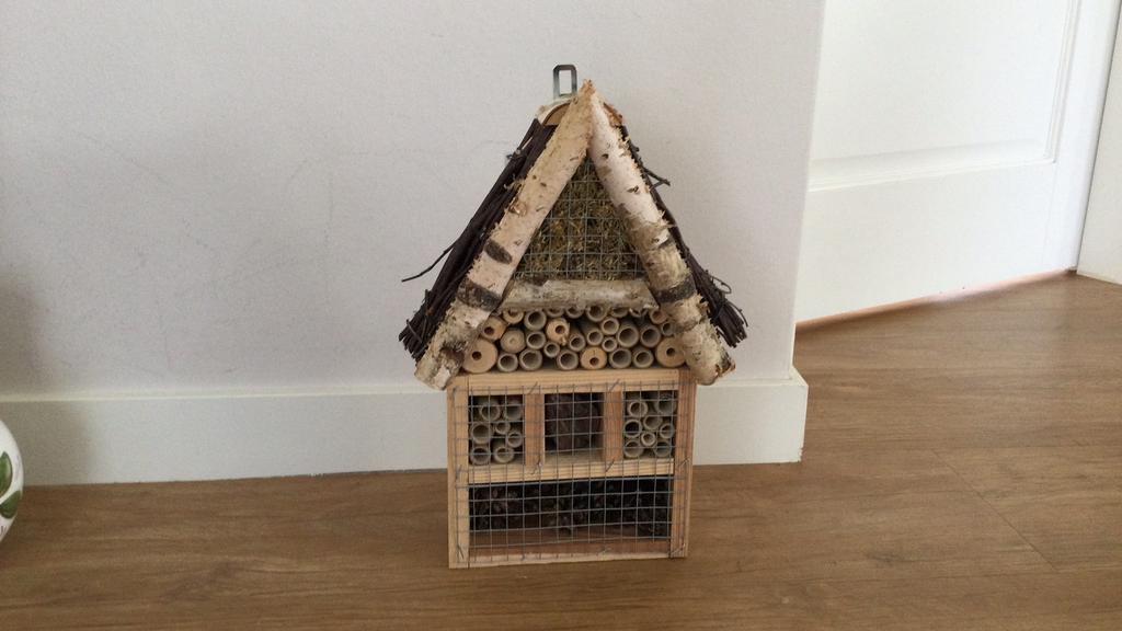 2 nieuwe grote insectenhotels 36 cm hoog, Ophalen, Zo goed als nieuw