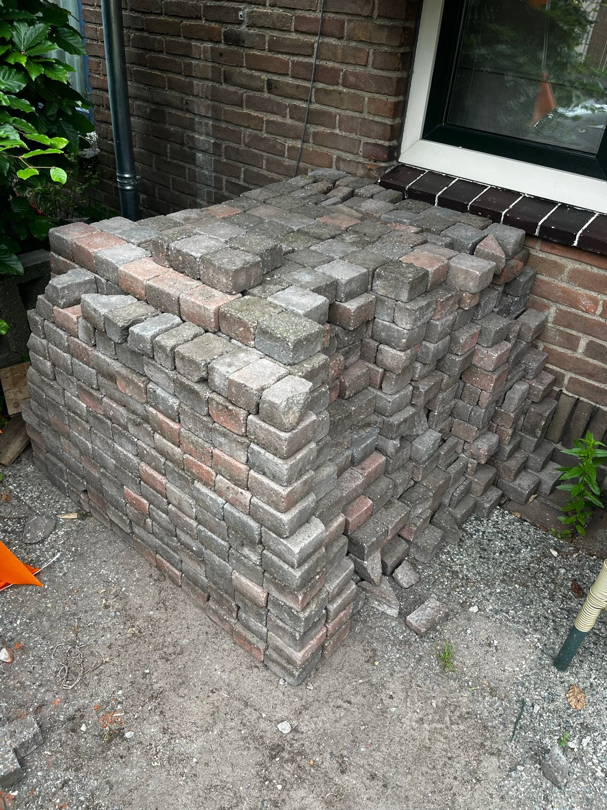 Gratis 25m2 gebruikte klinkers, opgestapeld in voortuin, Gebruikt, Klinkers, Ophalen of Verzenden, 10 m² of meer