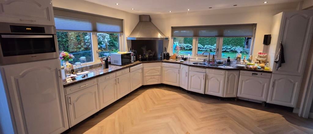 Complete keuken met Siemens, Miele en composiet blad, Huis en Inrichting, Keuken | Complete keukens, Ophalen, Gebruikt, Wit, Hoekkeuken