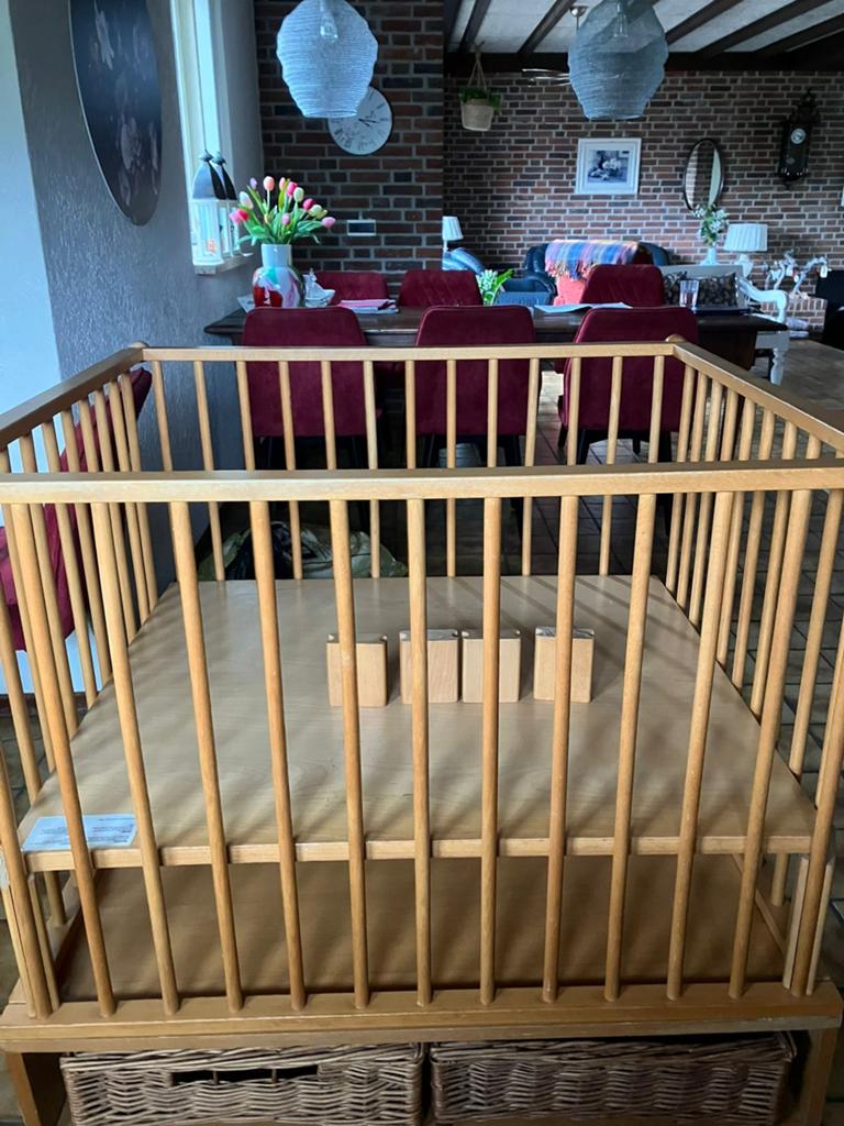 Houten box op wielen – inclusief opbergbakken, Kinderen en Baby's, Boxen, Gebruikt, Vierkant, In hoogte verstelbaar, Lade, Wieltjes