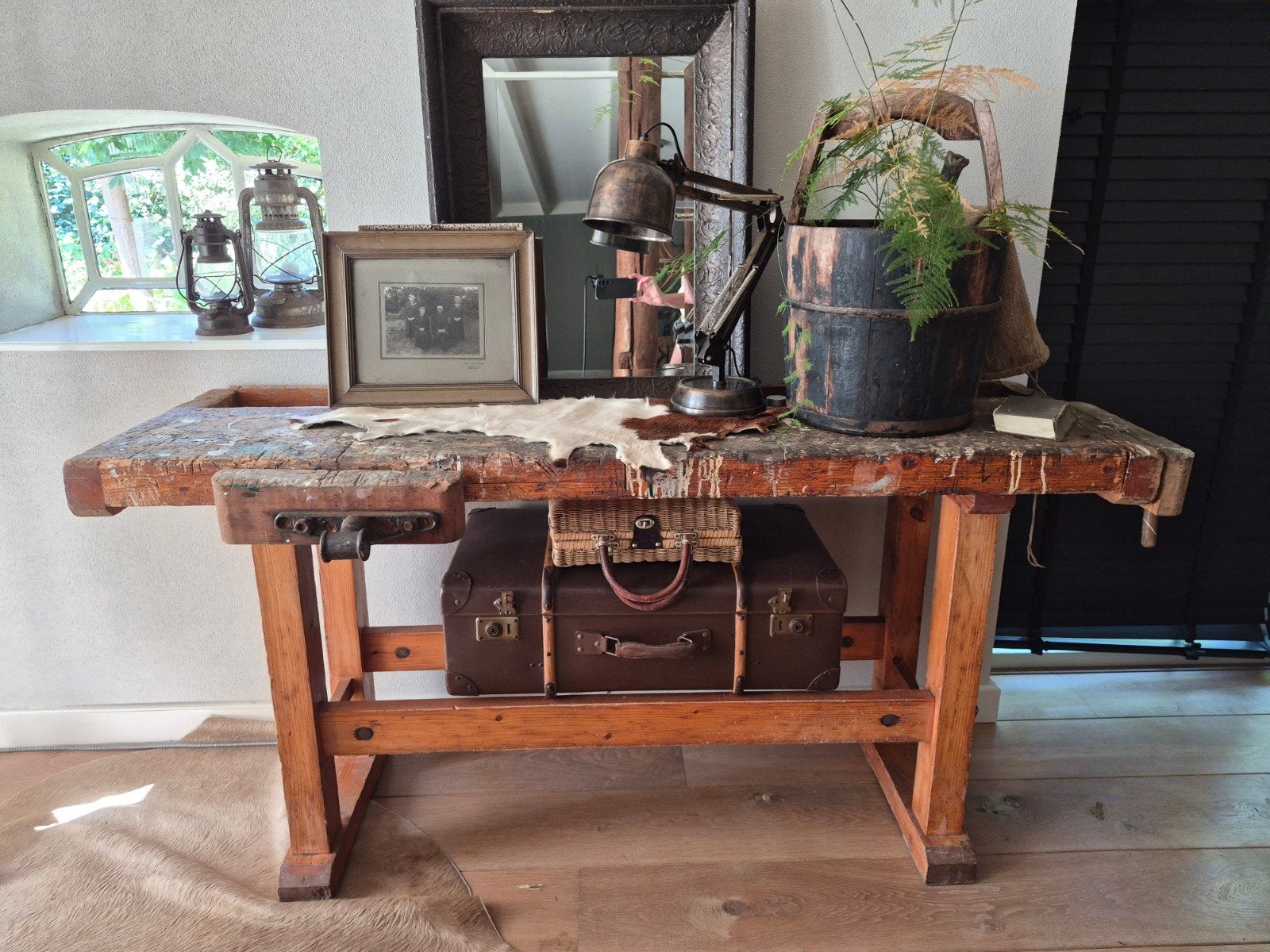 Oude vintage werkbank met bankschroef en verfresten, Ophalen