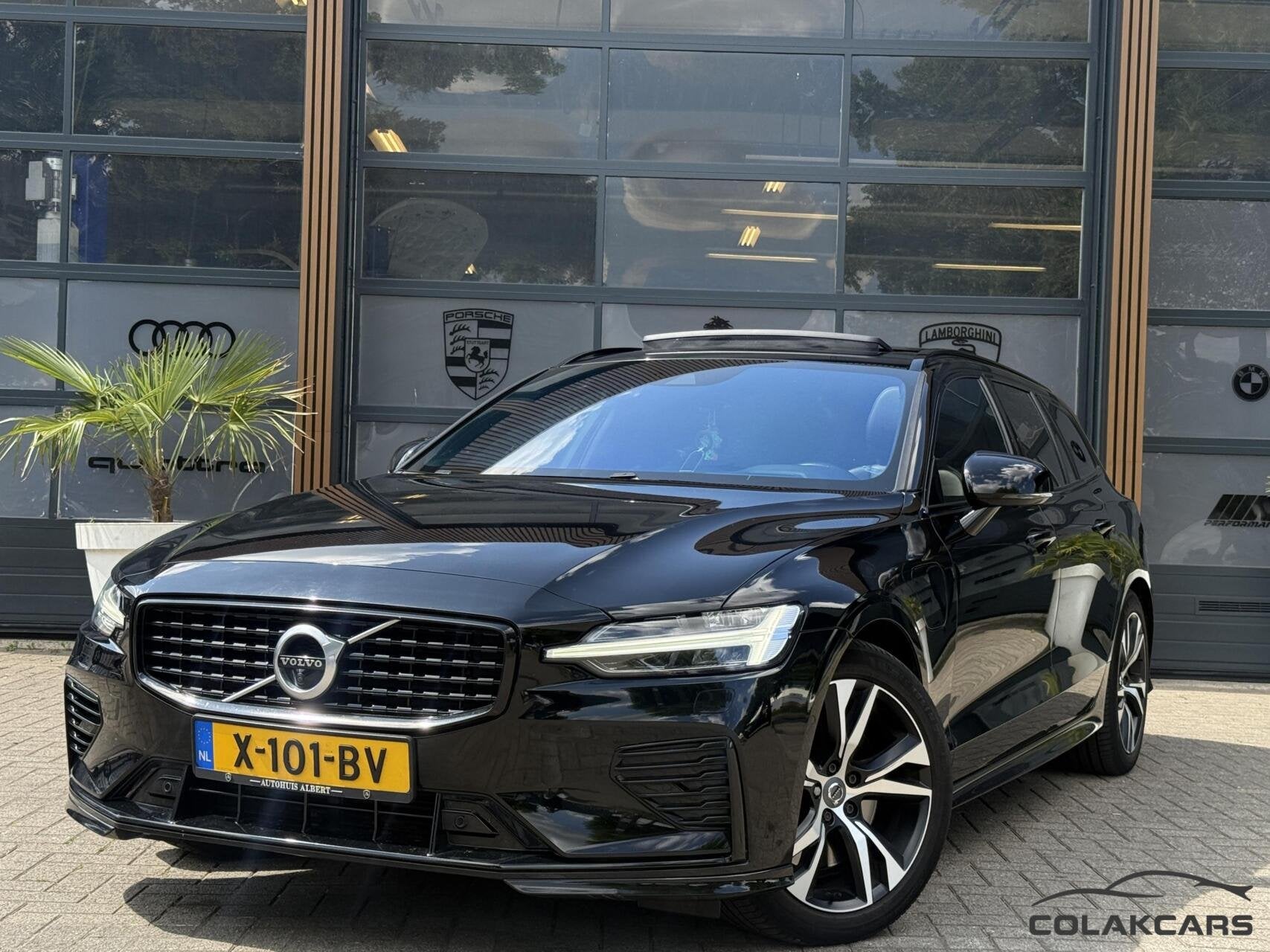Volvo V60 2.0 T6 Twin Engine AWD R-Design-Trekh-NAP-Pano-VOL, Automaat, Gebruikt, Euro 6, 4 cilinders