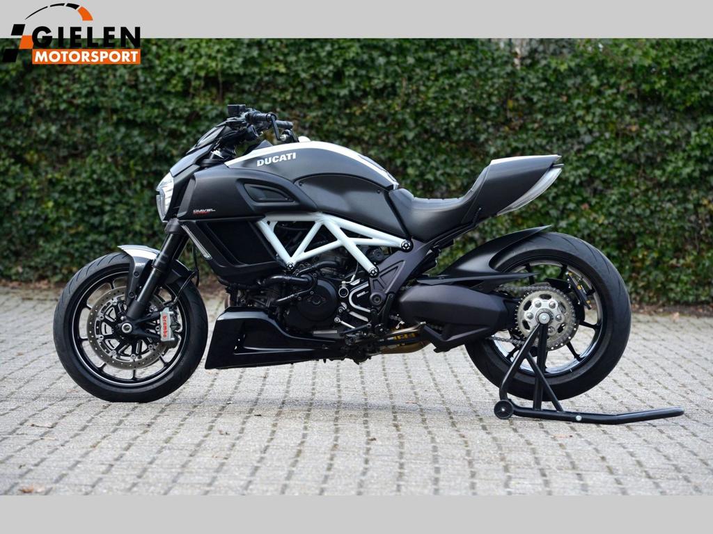 Ducati Diavel Carbon editie 2016 Type 2, 2 cilinders, Sportuitlaat, 390, rue d' Estienne d'Orves 92701 COLOMBES CEDEX, FR, 1198 cc