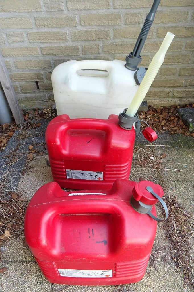 Jerrycans, Ophalen
