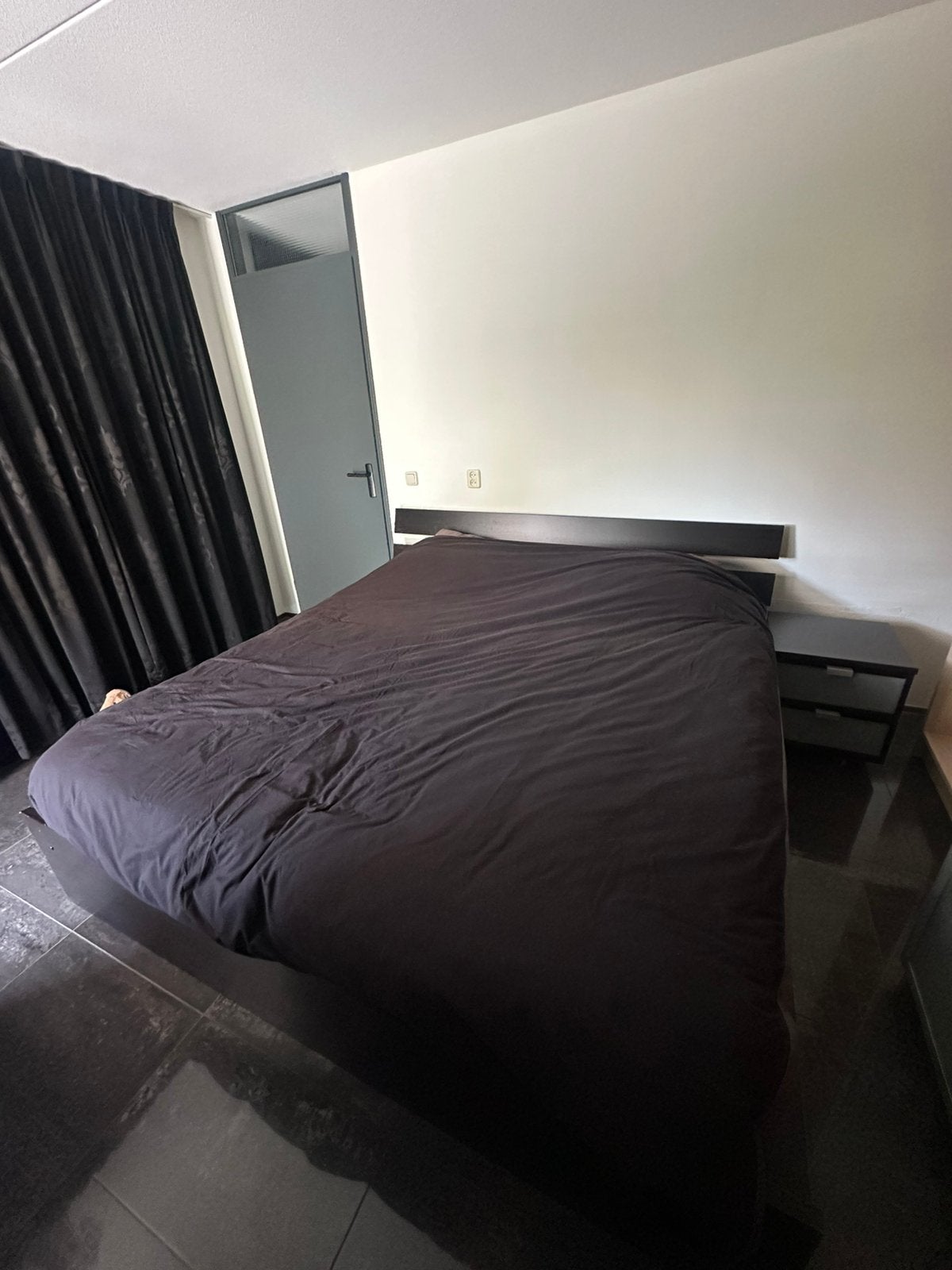 Twe petsoons bed met nachtkaste (IKEA), Ophalen, Gebruikt, Zwart, Tweepersoons
