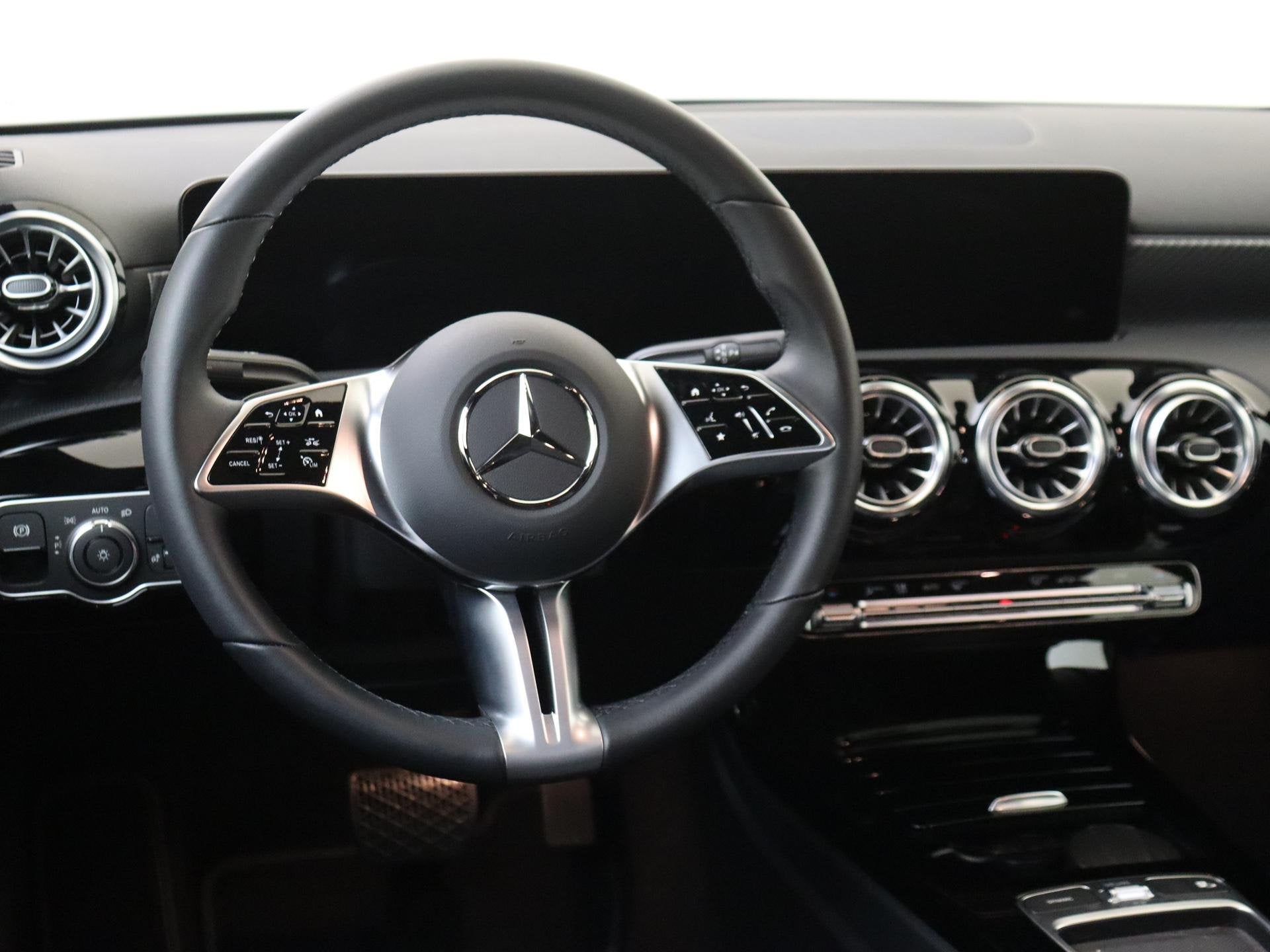 Mercedes-Benz A180 Star Edition Luxury Line - Achteruitrijca, Auto's, 136 pk, Gebruikt, Euro 6, Leder en Stof
