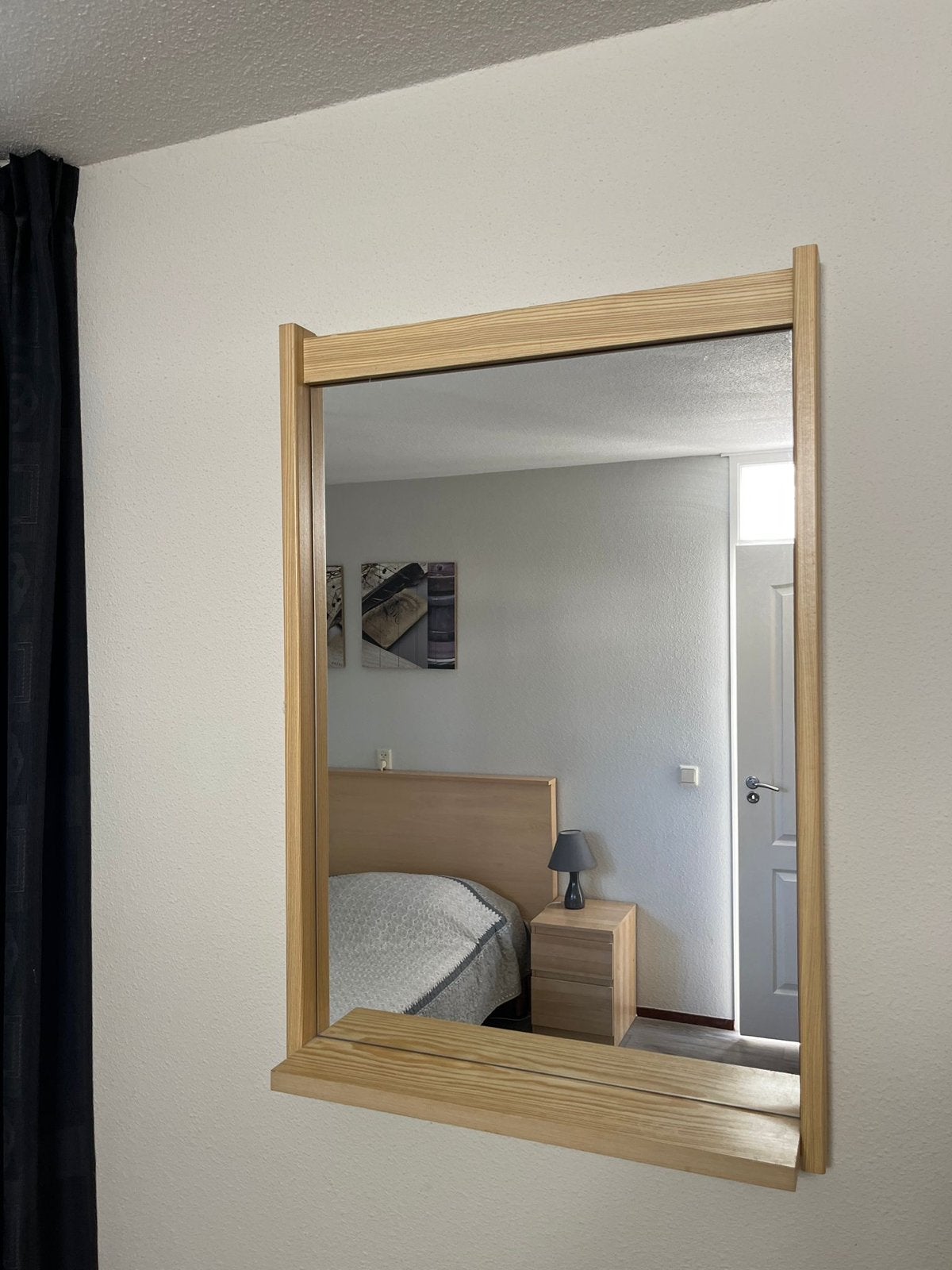 Houten spiegel met plankje, Antiek en Kunst, Ophalen, Rechthoekig, 50 tot 100 cm, 100 tot 150 cm