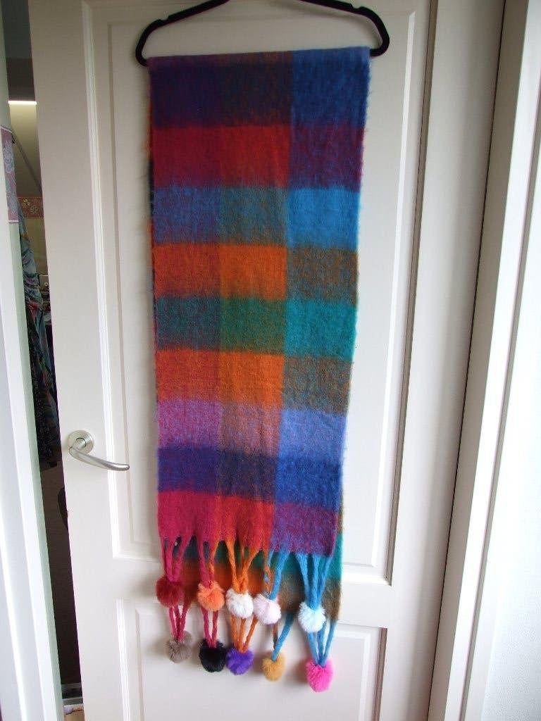 Schitterende superzachte veelkleurige shawl met pomponnen, Kleding | Dames, Ophalen of Verzenden, Nieuw, Maat 46/48 (XL) of groter