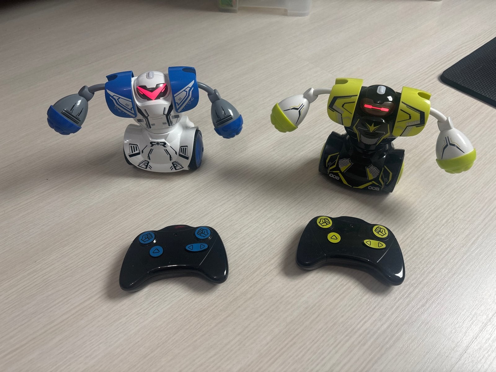 Robo Kombat Battle Robots met afstandsbediening (2 stuks), Ophalen of Verzenden, Zo goed als nieuw
