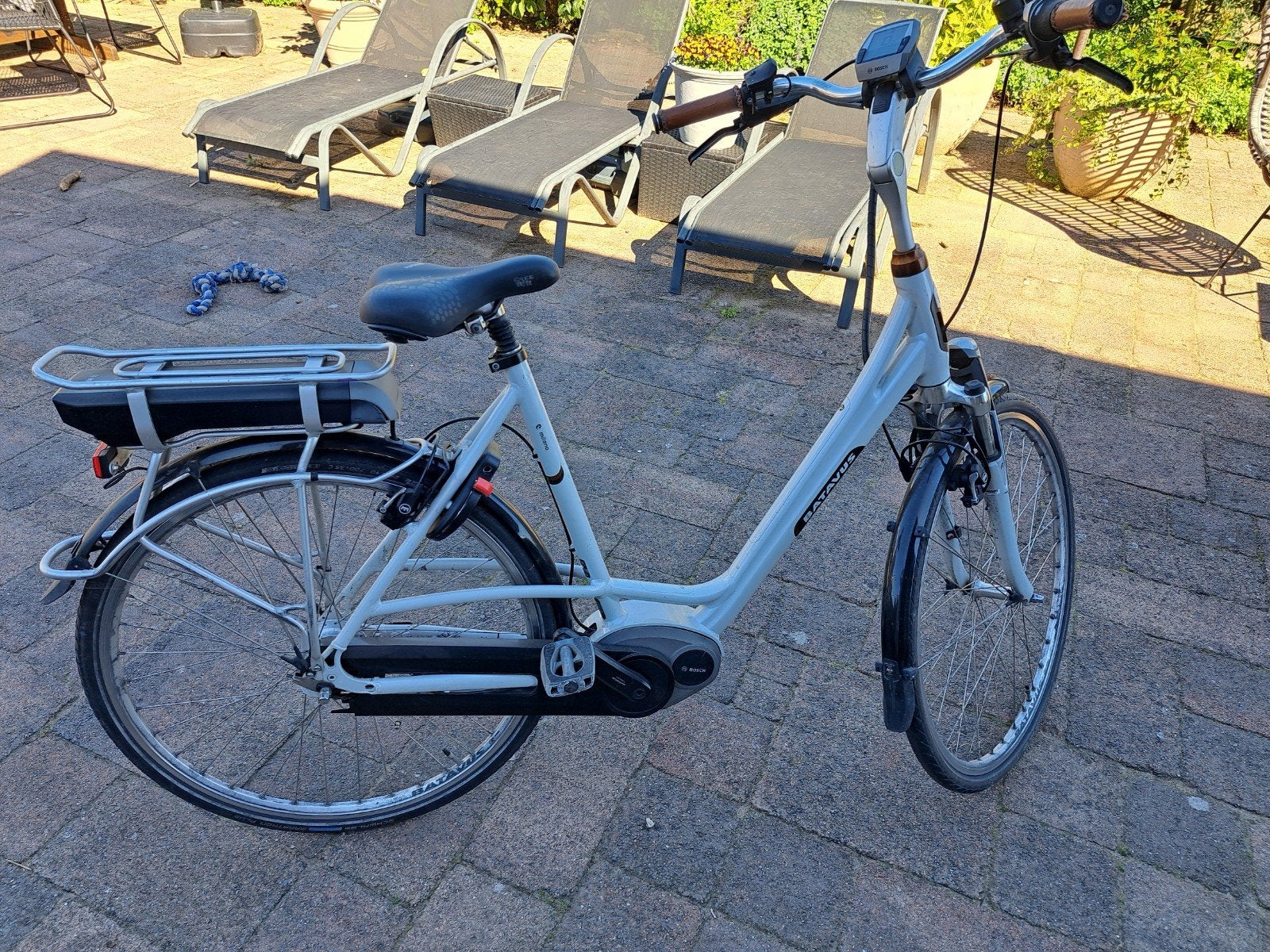 Foto 10 van te koop 2 mooie elektische fietsen, wit en antraciet