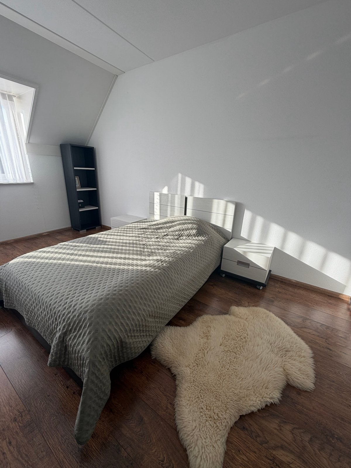 Complete slaapkamer: bed, kasten, nachtkastjes en bureau, Ophalen, Zo goed als nieuw, Twijfelaar
