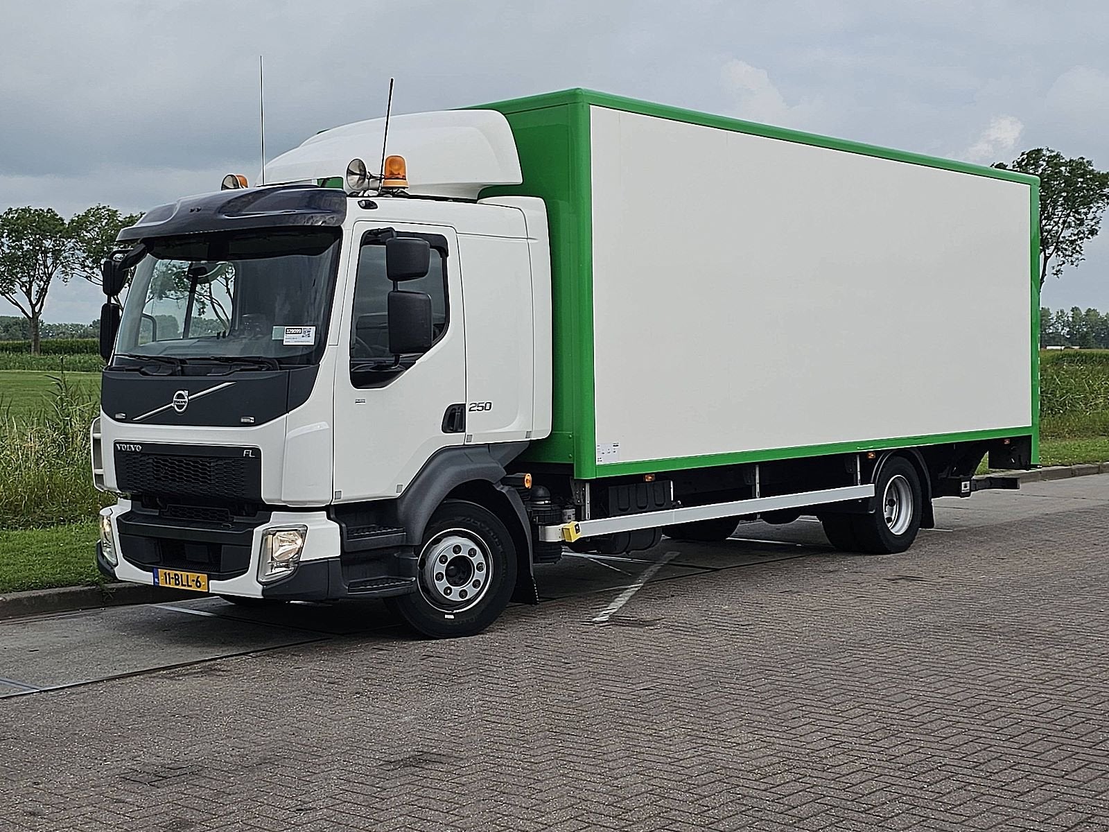 VOLVO FL 250.12 hh floor lift airco, Auto's, Vrachtwagens, Euro 6, Wit, Origineel Nederlands, Bedrijf