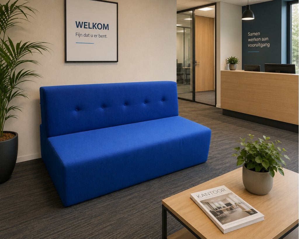 Wachtkamerbank met blauwe stoffering, Huis en Inrichting, Banken | Bankstellen, Gebruikt