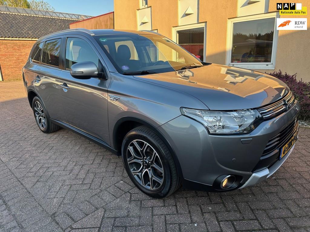 Mitsubishi Outlander 2.0 PHEV Executive Edition X-Line NAVI, 4 cilinders, Hybride Elektrisch/Benzine, SUV of Terreinwagen, Zilver of Grijs