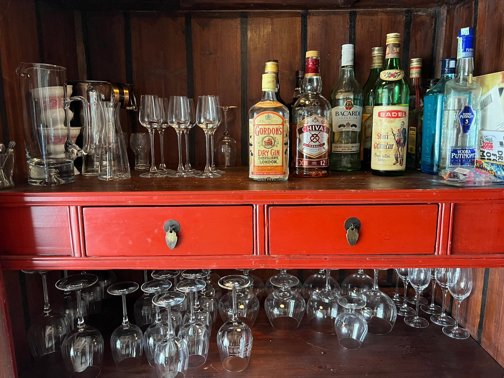 Toogkast noten (als bar-kast in te richten), Ophalen, Gebruikt, Minder dan 150 cm, Met lade(s)