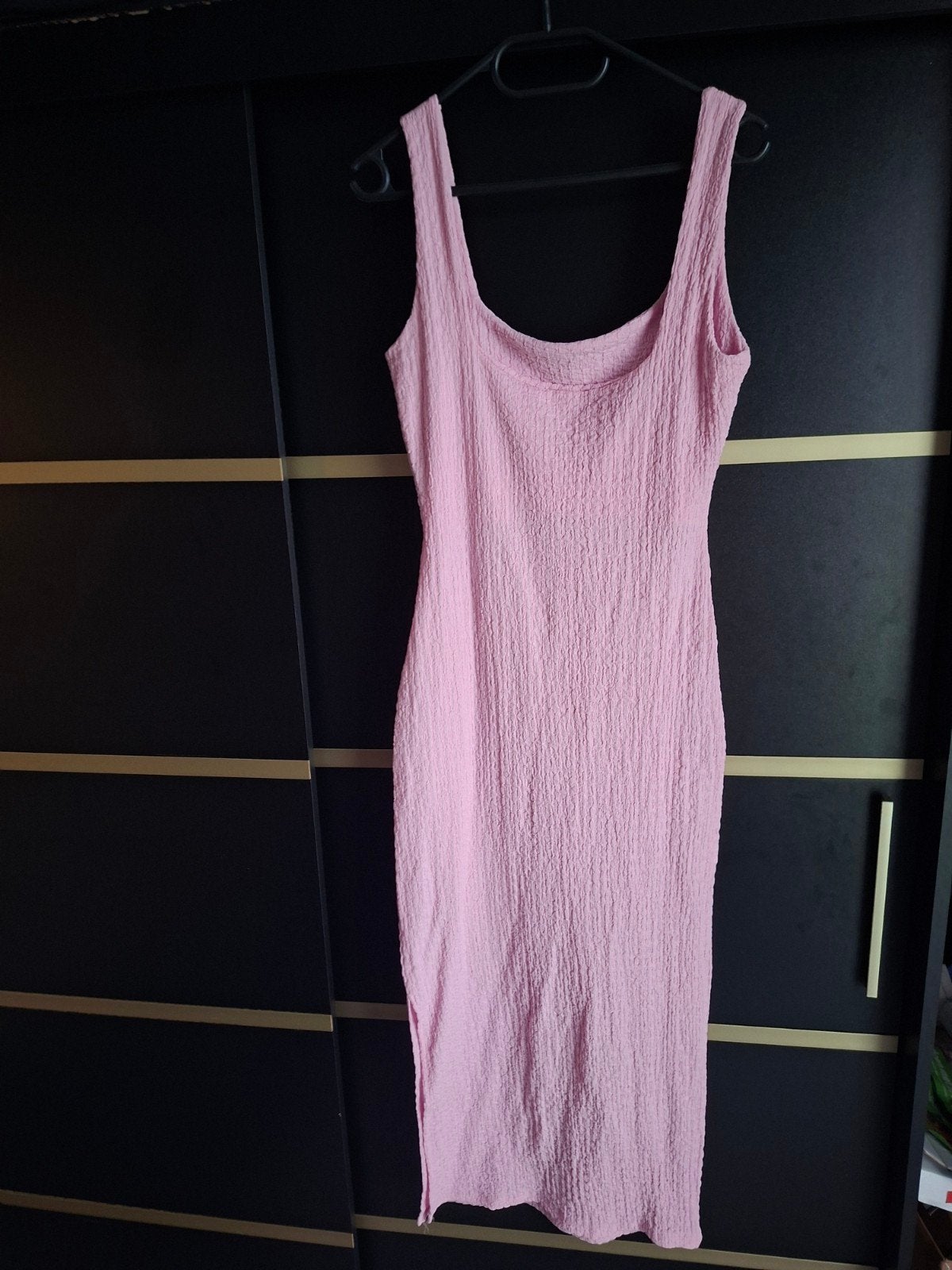 Roze geribbelde midi jurk met split, Kleding | Dames, Jurken, Maat 38/40 (M), Nieuw, Ophalen of Verzenden, Onbekend