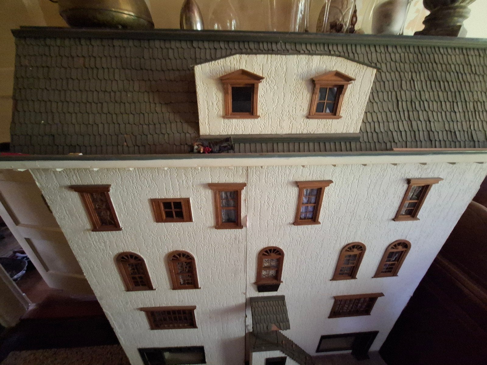 Groot en gedetailleerd poppenhuis met meubels, Verzamelen, Ophalen