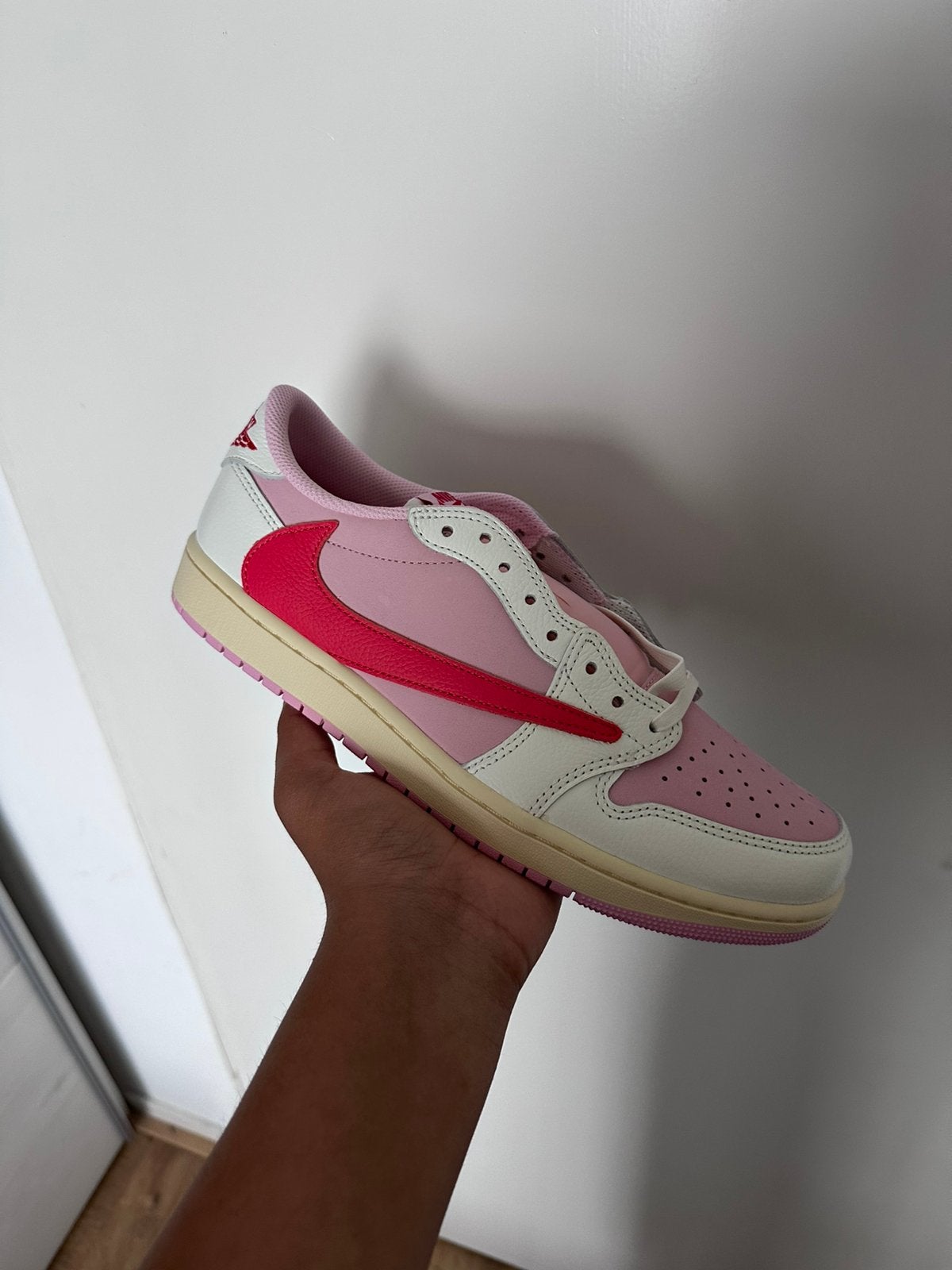 Travis Scott x Air Jordan 1 Low  'tropical Pink' - Maat 44.5, Kleding | Dames, Ophalen of Verzenden, Zo goed als nieuw, Roze, Sneakers of Gympen