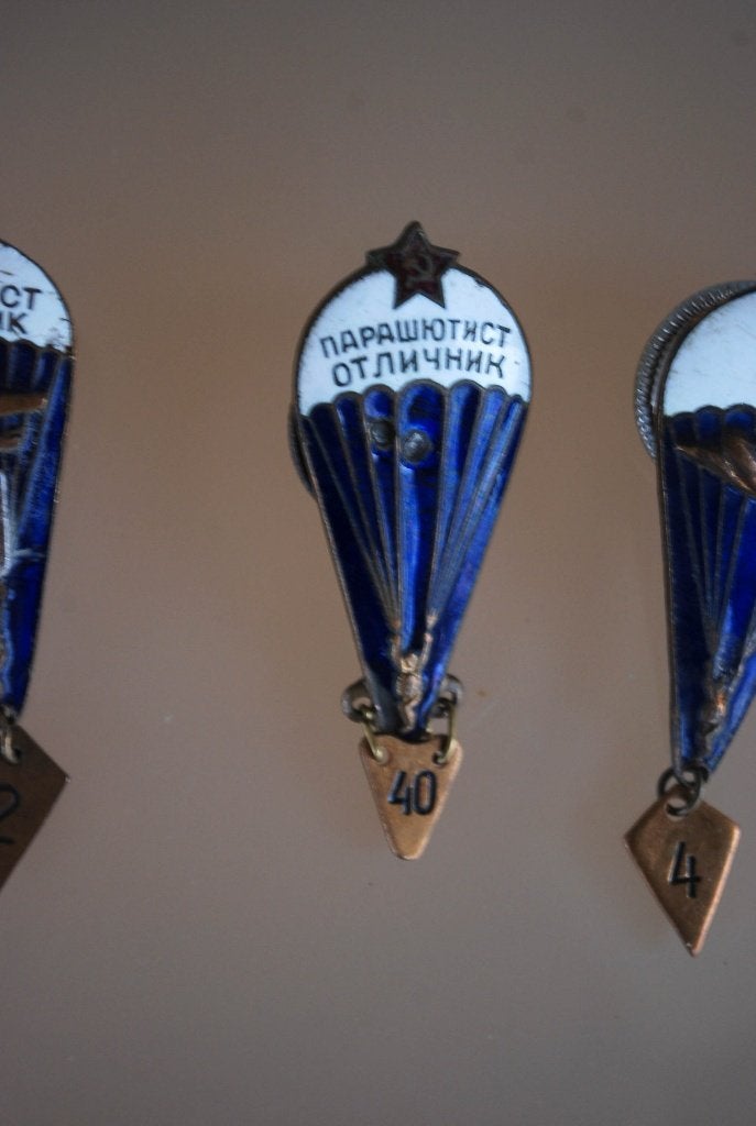 Emaillen Medaille Paratroeper CCCP Sovjet Parachute, Antiek en Kunst, Ophalen of Verzenden