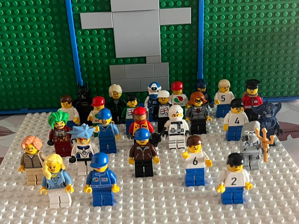 Lego veel soorten minifiguren, Kinderen en Baby's, Speelgoed | Duplo en Lego, Ophalen of Verzenden, Zo goed als nieuw