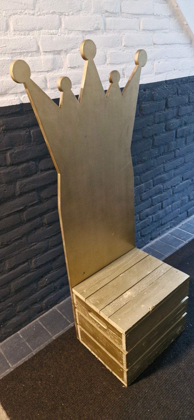 Houten Verjaardagsstoel met Opbergruimte voor Klaslokaal, Ophalen, Zo goed als nieuw, Stoel(en)