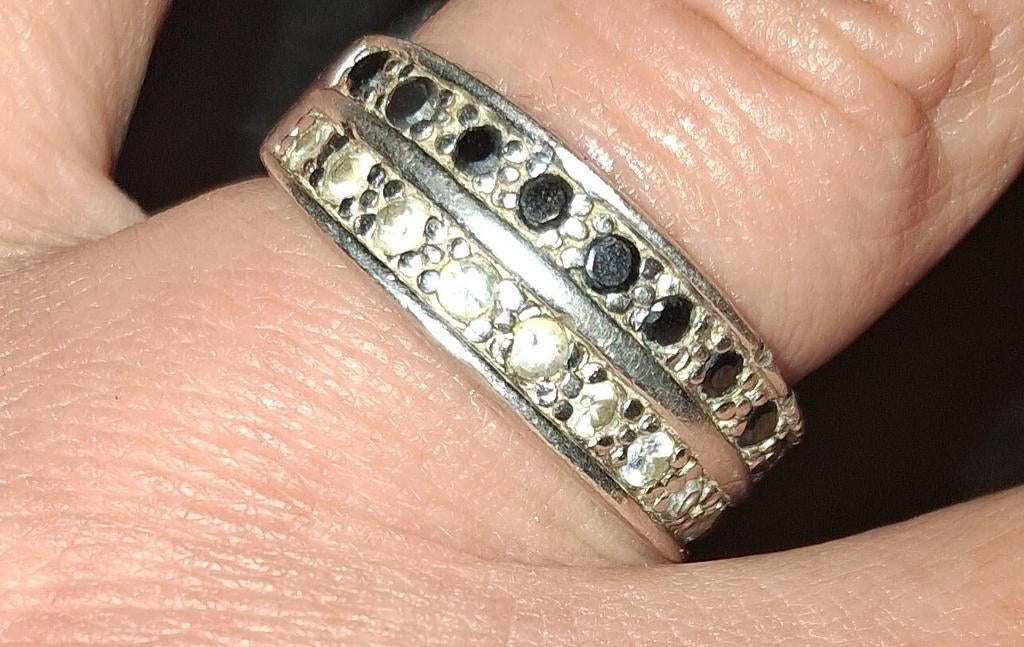 Zilverkleurige ring  925 met zwarte en witte steentjes, Sieraden, Tassen en Uiterlijk, Ringen, Ophalen of Verzenden