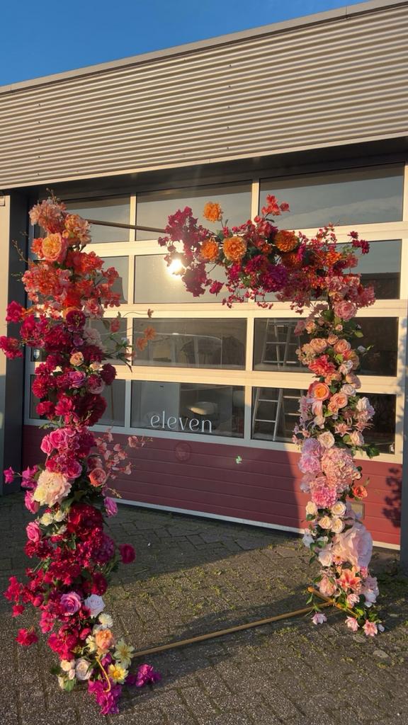 Zijden bloemenboog verhuur, Ophalen of Verzenden, Zo goed als nieuw, Geboorte of Huwelijk