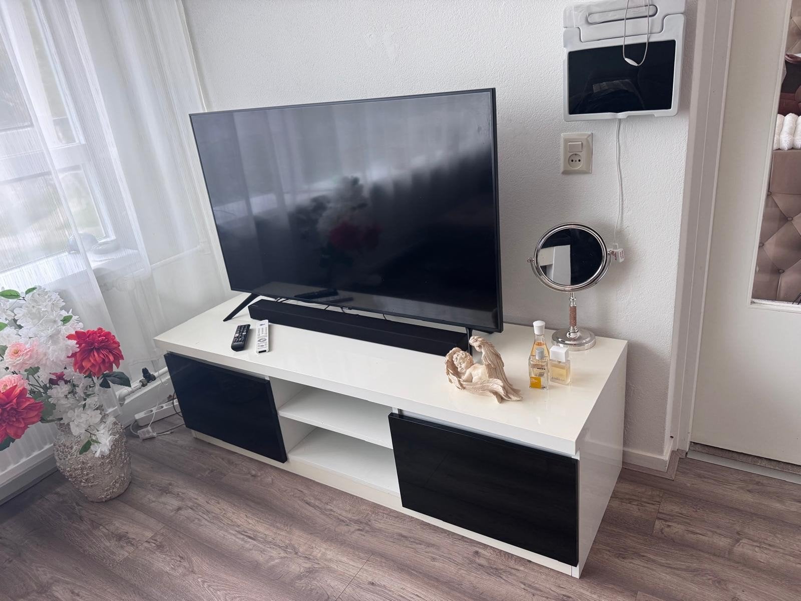Hoogglans witte tv-kast met zwarte deurtjes, Ophalen, 150 tot 200 cm, Zo goed als nieuw, Minder dan 100 cm