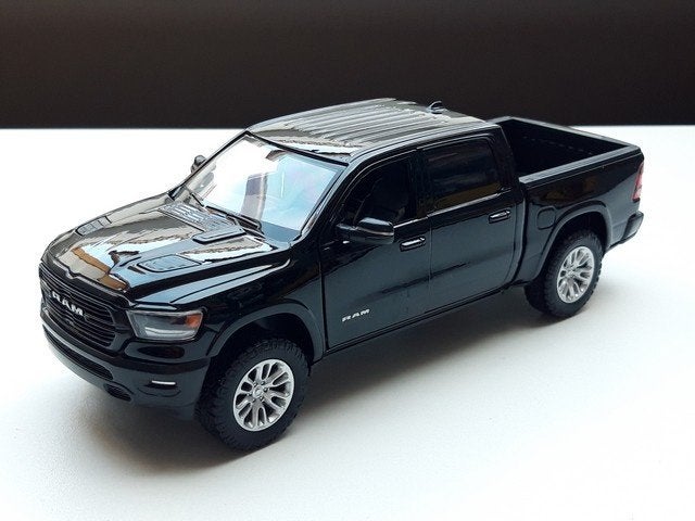 Nieuw in doos! Modelauto Dodge Ram Laramie 2019 black 1:24, Nieuw, Ophalen of Verzenden, Motormax, Motormax