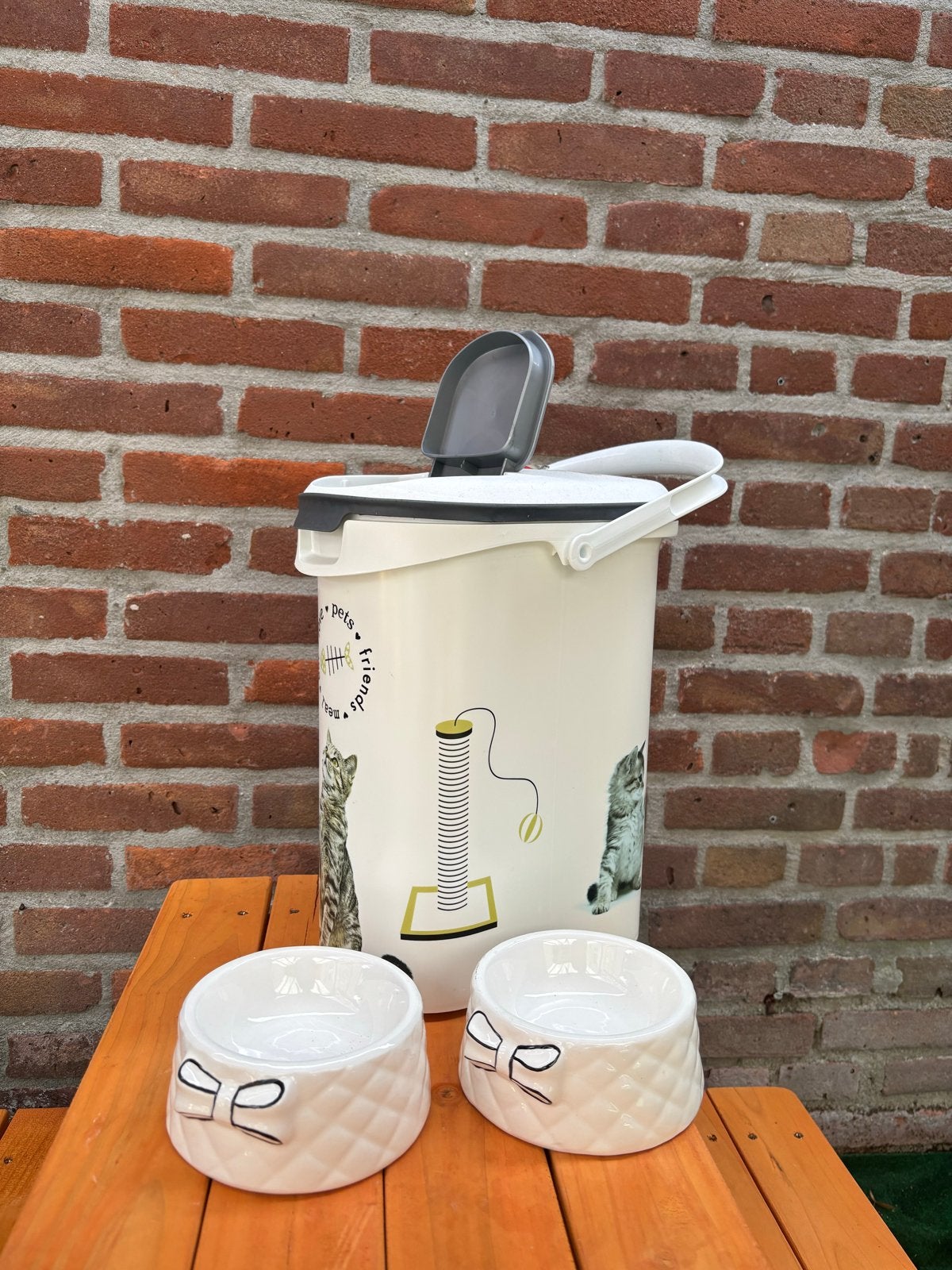Voer bewaarbox met 2 poseleinen voerkommetjes, Ophalen