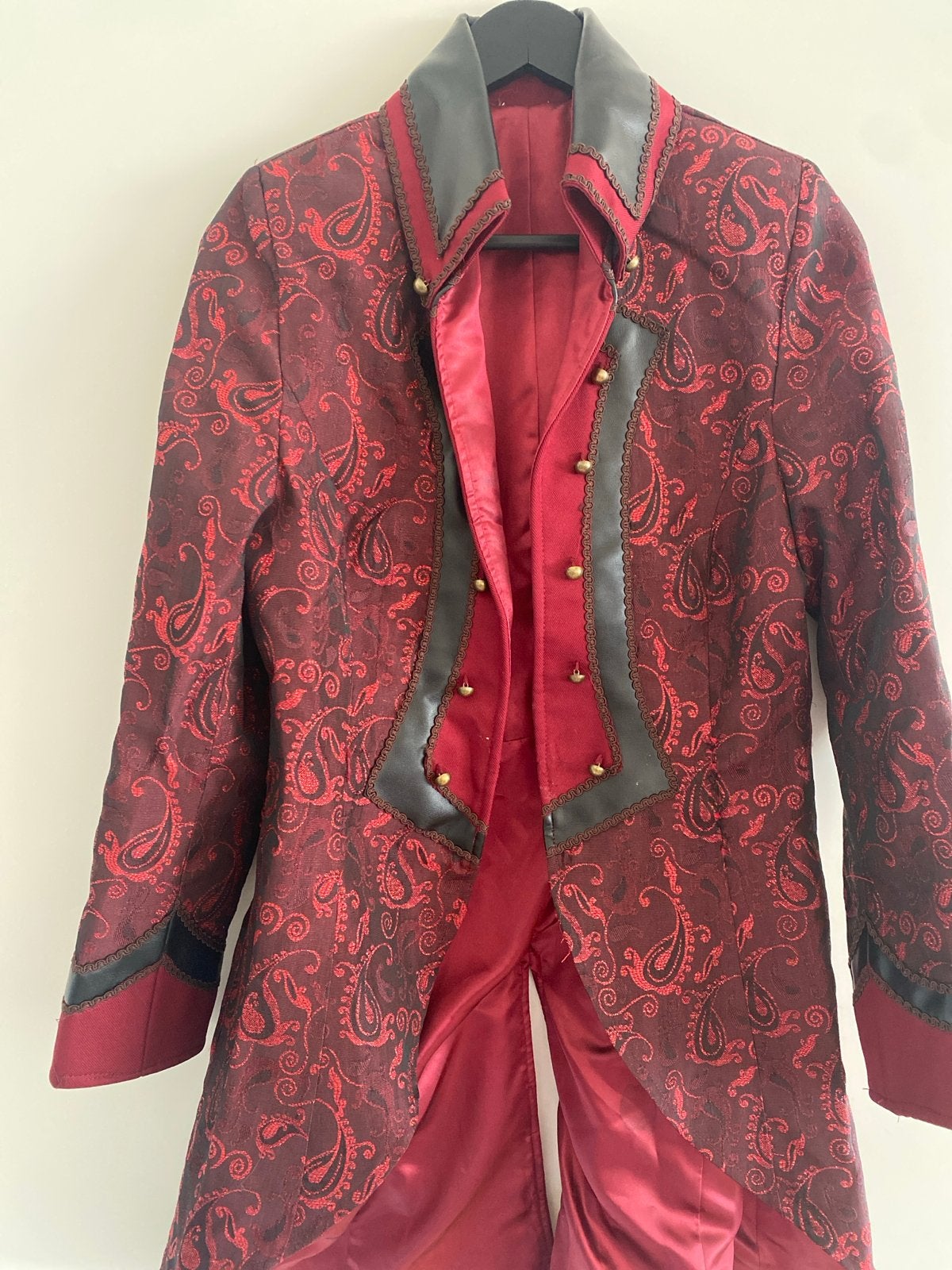 Unieke rode jas met leerlook kraag en paisley print, Kleding | Dames, Ophalen of Verzenden, Gedragen, Maat 38/40 (M), Carnaval