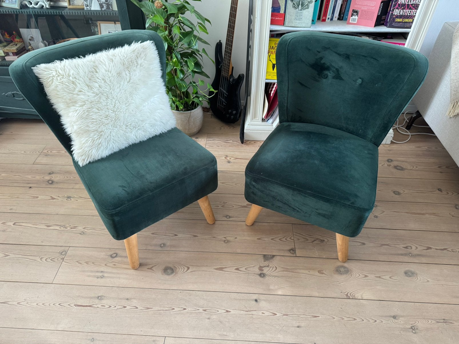 Twee smaragdgroene velvet stoelen, Vintage, 75 tot 100 cm, Ophalen of Verzenden, Zo goed als nieuw
