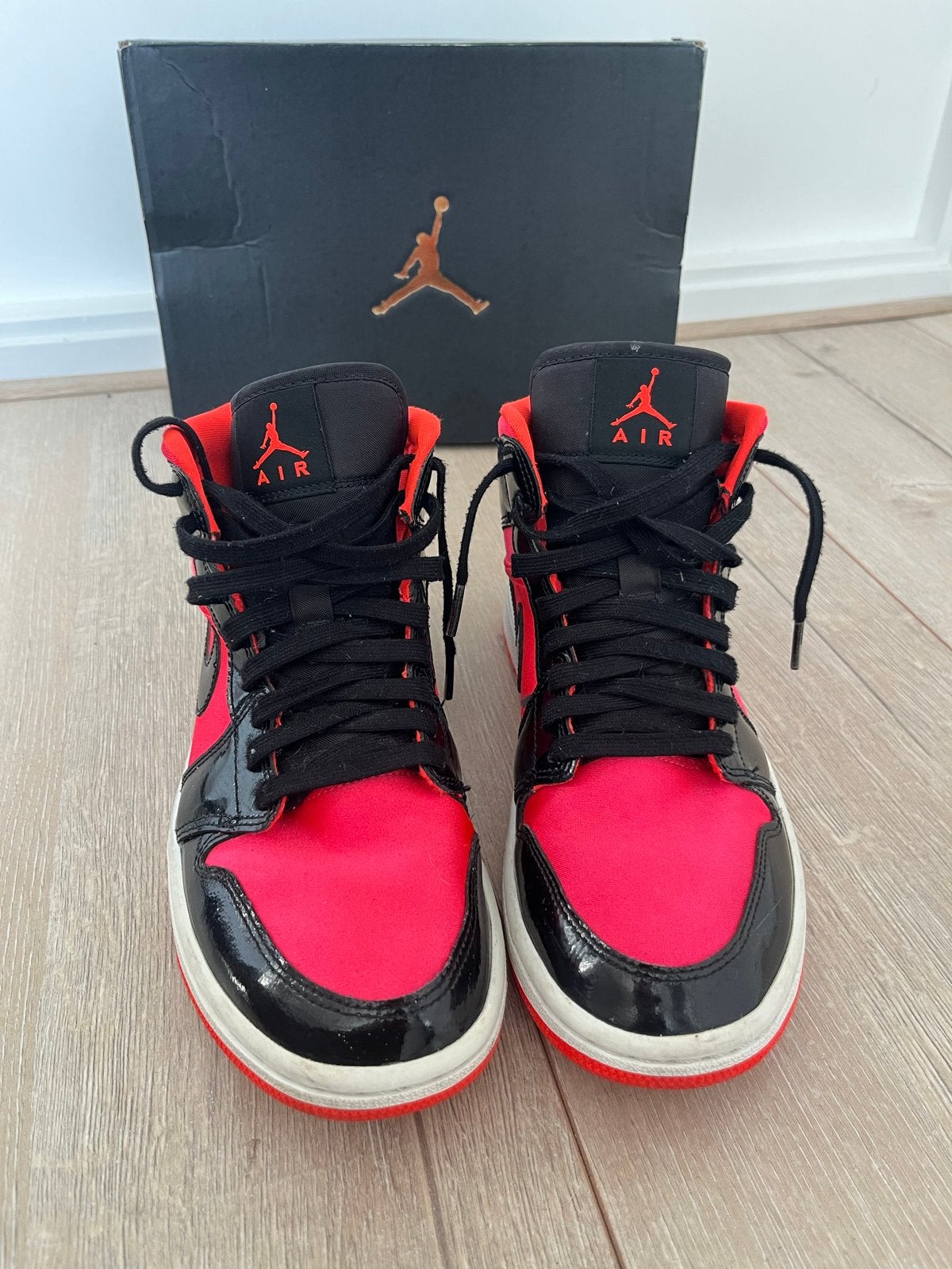 Rode Jordan 1 Mid sneakers, maat 40, Kleding | Dames, Schoenen, Ophalen of Verzenden, Gedragen, Rood, Sneakers of Gympen