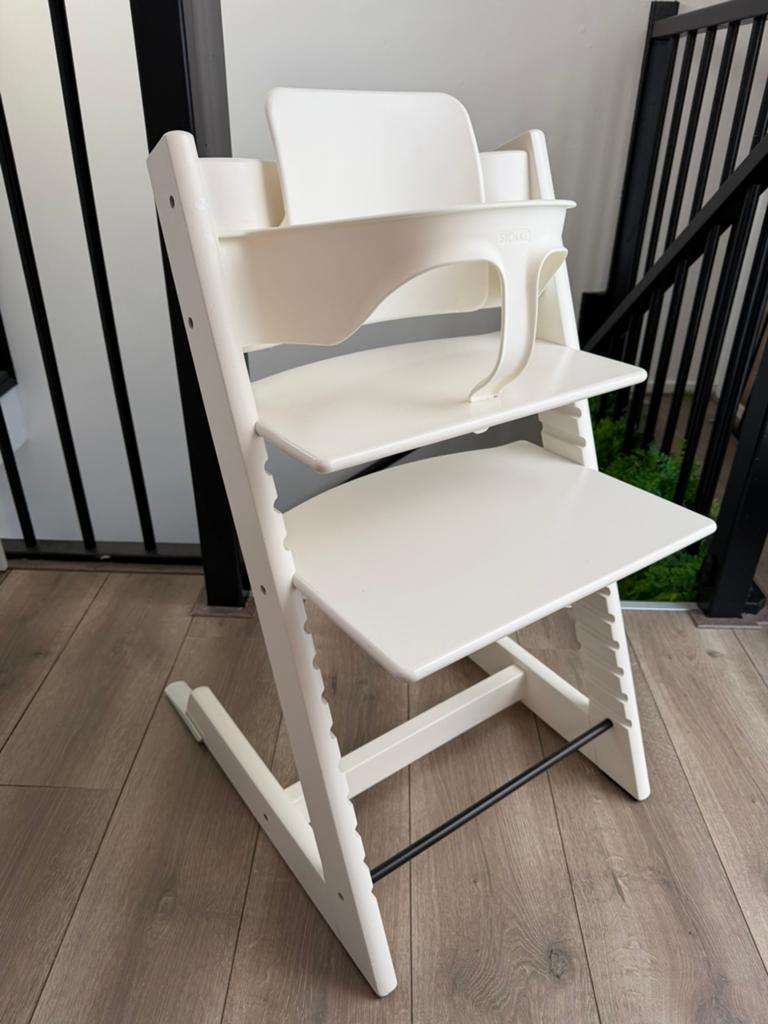 Stokke Tripp Trapp stoel wit met babyset, Kinderen en Baby's, Kinderstoelen, Ophalen, Gebruikt, Meegroeistoel