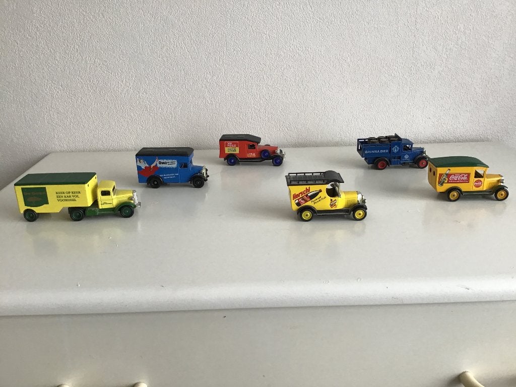 Verzameling serie  miniatuur autotjes merk lIedo, Ophalen, Gebruikt