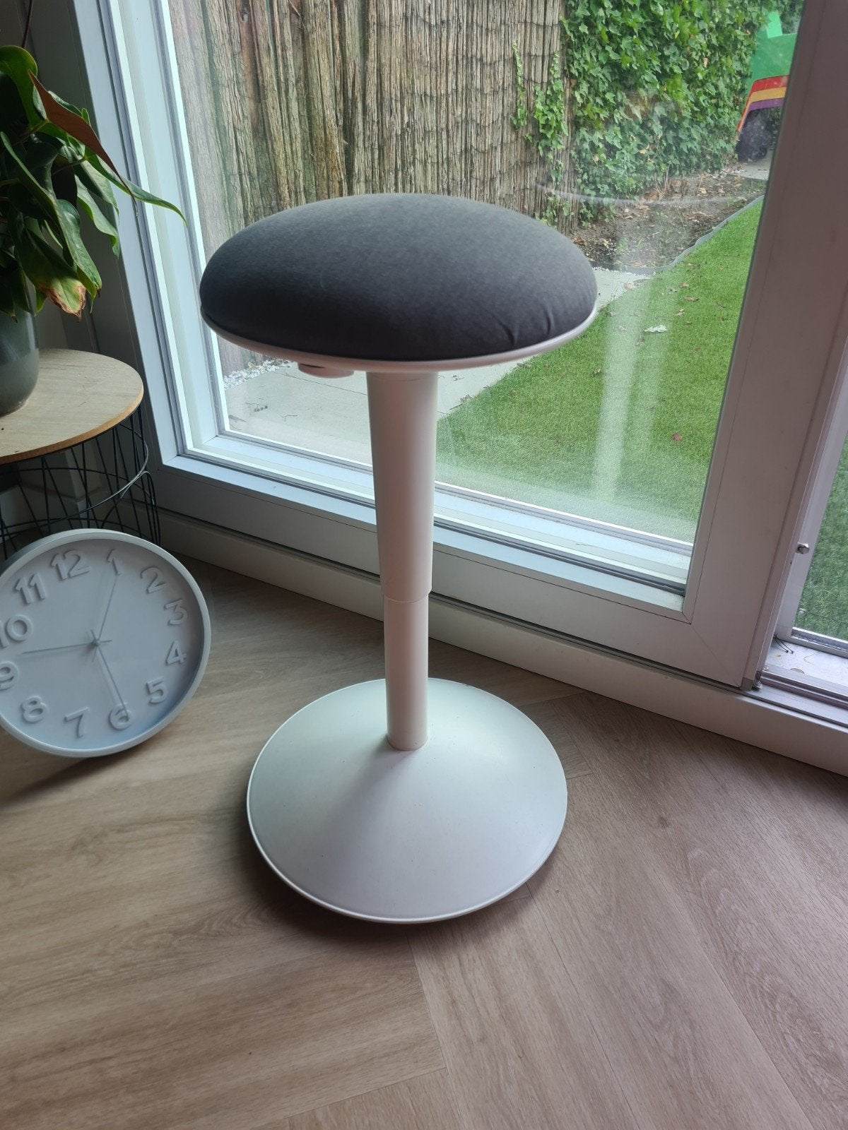 Ikea NILSERIK Zit-sta kruk - Grijs/Wit, Stof, Ophalen of Verzenden, Zo goed als nieuw, Modern, Ergonomisch