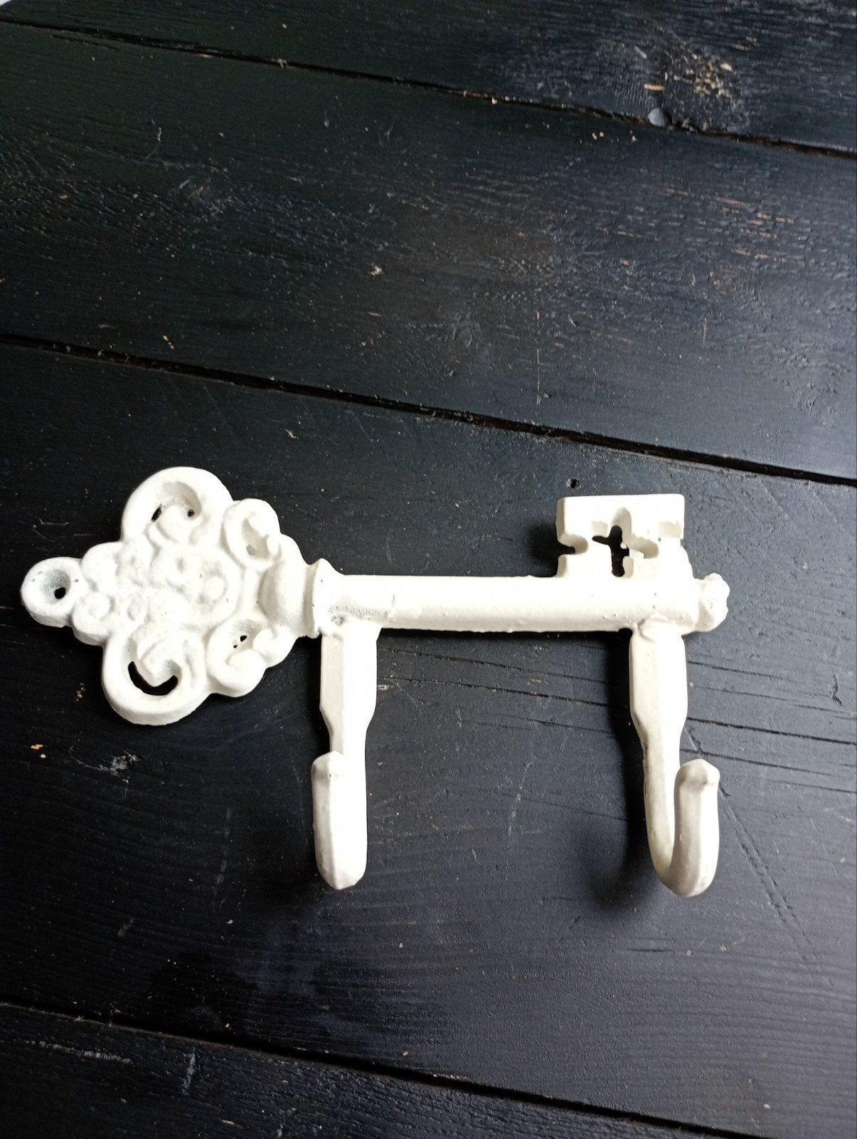 Decoratieve sleutel wandhaak - Wit metaal, Gebruikt, Wandhaken, Ophalen of Verzenden, Minder dan 100 cm