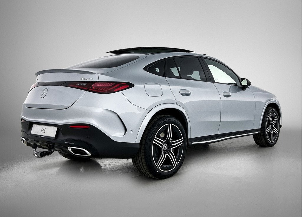 Mercedes-Benz GLC Coupé 300e 4MATIC Sport Edition | Premium, Auto's, Mercedes-Benz, Automaat, Zwart, 2255 kg, Plug-in hybride