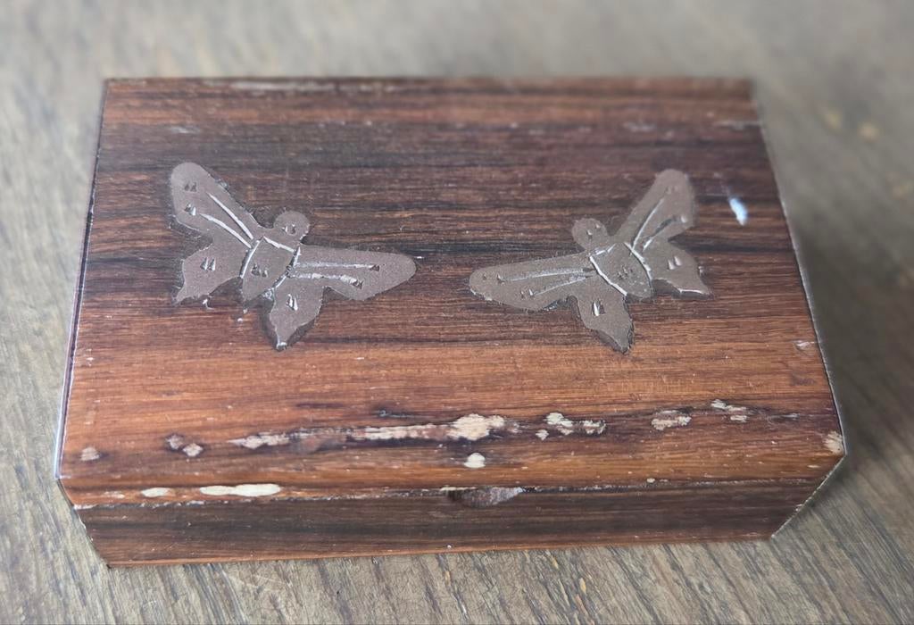Vintage houten pillendoos met ingelegde messing vlinders, Antiek en Kunst, Ophalen of Verzenden