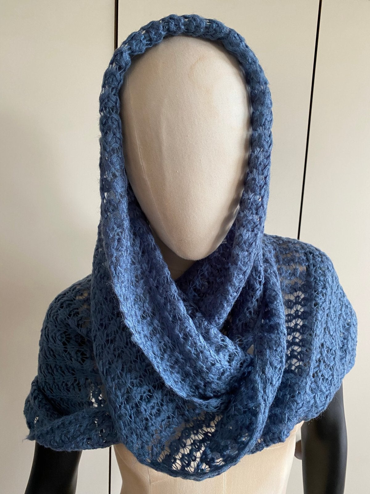 Blauwe gehaakte sjaal/hoodie, zo goed als nieuw, Kleding | Dames, Mutsen, Sjaals en Handschoenen, Ophalen of Verzenden, Zo goed als nieuw