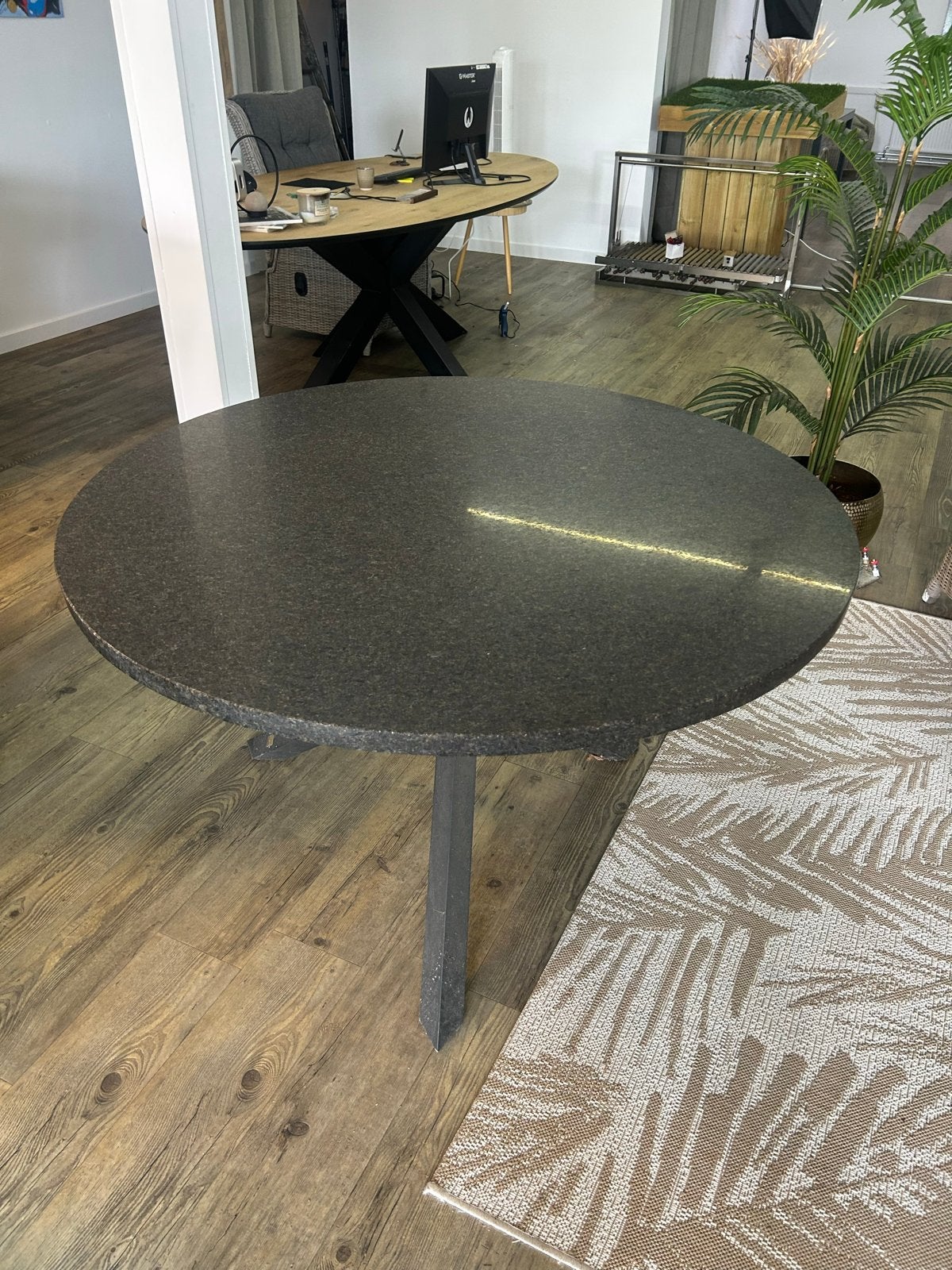 Ronde eettafel met granieten blad en metalen onderstel, Huis en Inrichting, Tafels | Eettafels, Gebruikt, 100 tot 150 cm, Rond