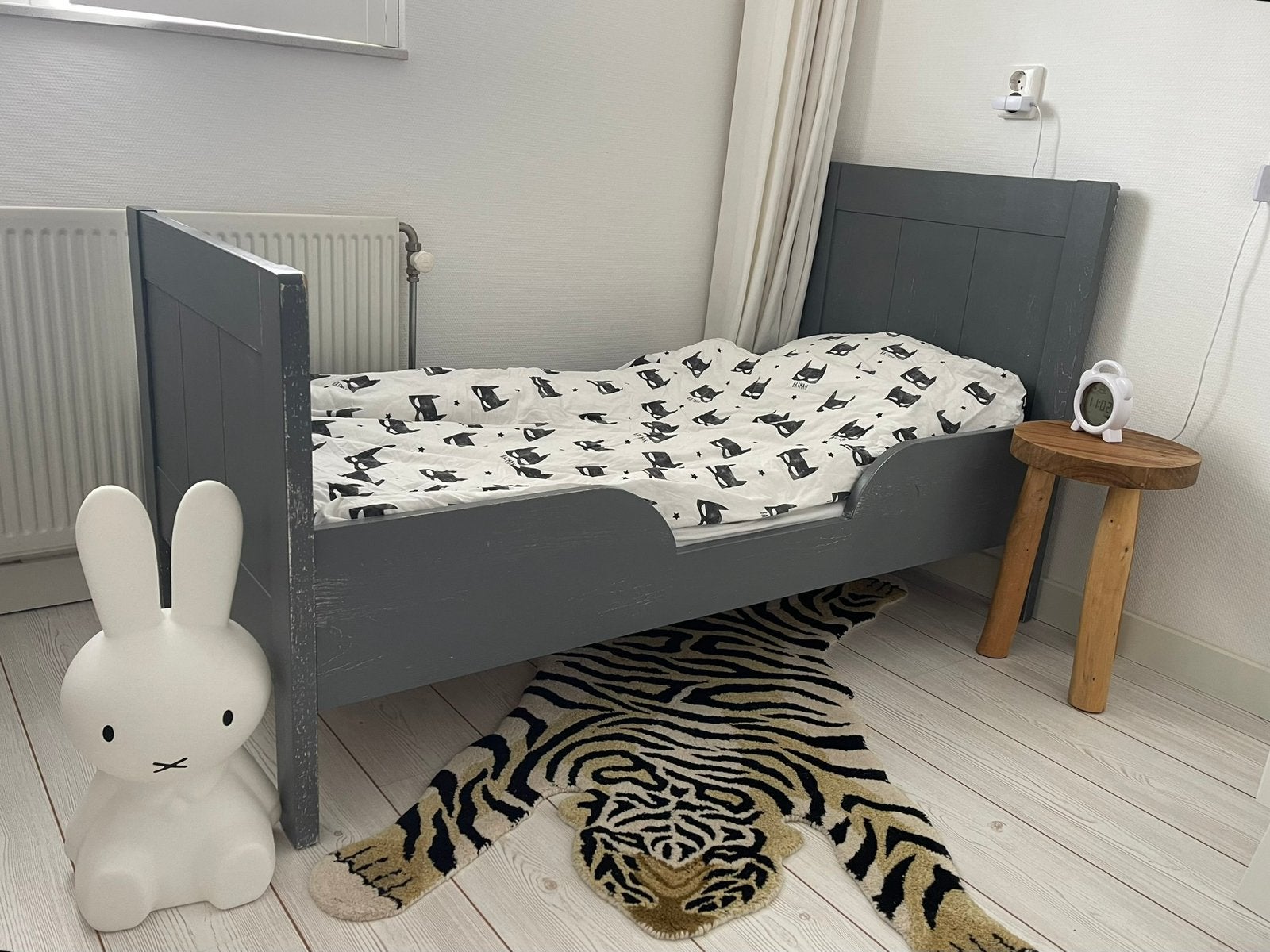 Grijs massief houten peuterbed, Ophalen, 70 tot 85 cm, 140 tot 160 cm, Zo goed als nieuw