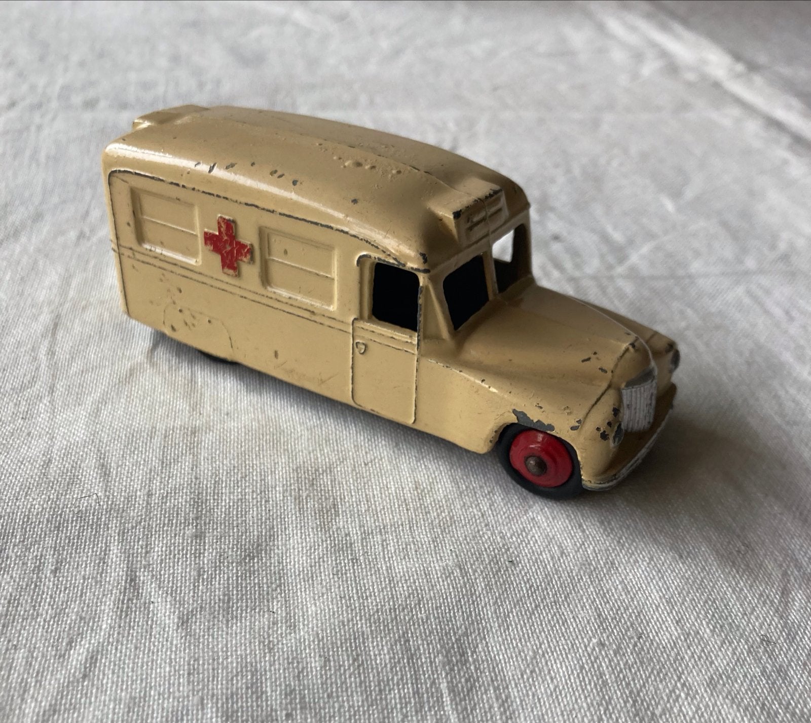 Vintage Dinky Toys Daimler Ambulance (Made in England), Ophalen of Verzenden, Gebruikt, Overige typen
